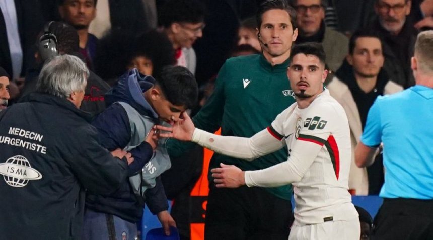 Pedro Neto shoves ball boy against PSG (photo credit: Fabrizio Romano via x)