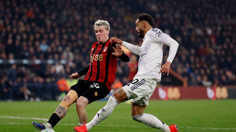 AFC Bournemouth's Alex Jimenez in action with Manchester United's Matheus Cunha - Photo Credit : Reuters