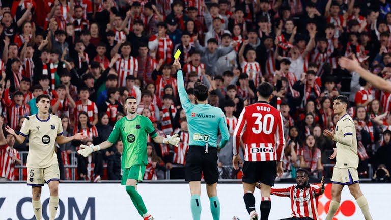 FC Barcelona's Pau Cubarsi is shown a yellow card by referee Jose Luis Munuera Montero - Photo Credit : Reuters