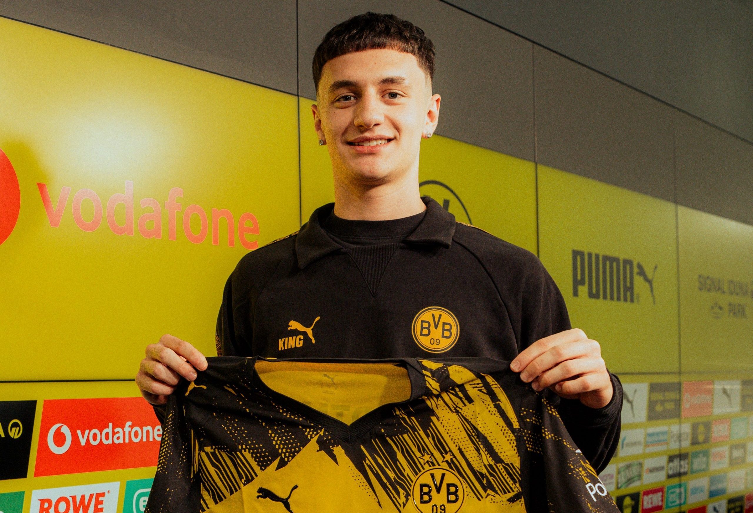 Luca Reggiani first professional contract- Photo credit: Borussia Dortmund via X