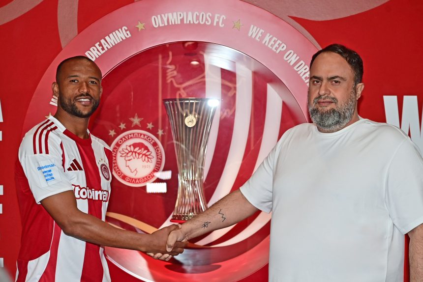 Olympiacos President Mr. Evangelos Marinakis and Ayoub El Kaabi - Photo credit: Olympiacos via X