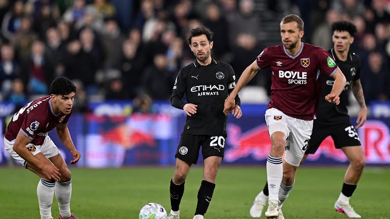 Manchester City's Bernardo Silva in action with West Ham United's Tomas Soucek and Mateus Fernandes - Photo Credit : Reuters