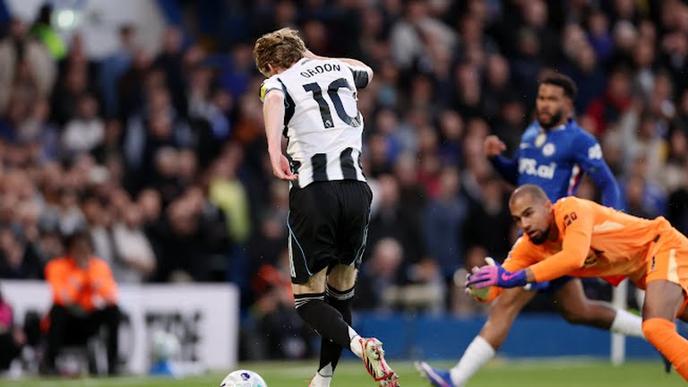Newcastle United's Anthony Gordon scores their first goal as Chelsea's Robert Sanchez reacts - Photo Credit : Reuters