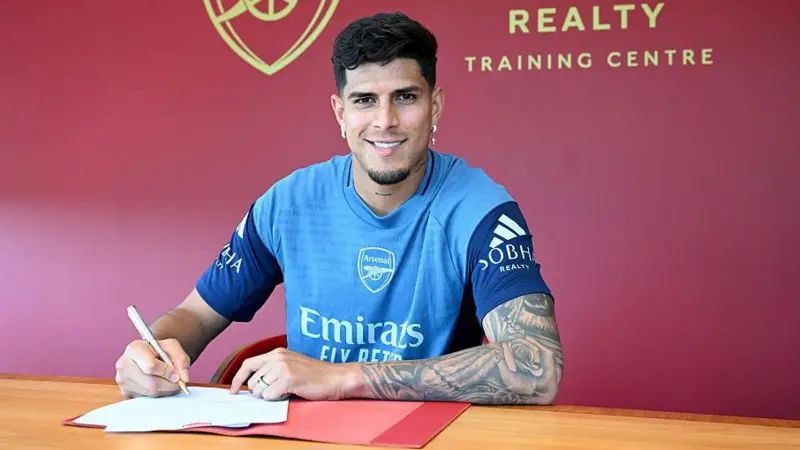 Arsenal sign defender Hincapie from Leverkusen (Photo credit: BBC)