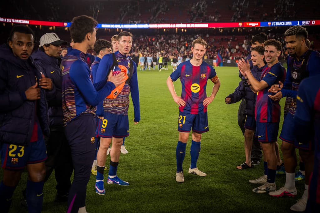 Players give frankie de Jong guard of honor (photo credit: Barcelona media)