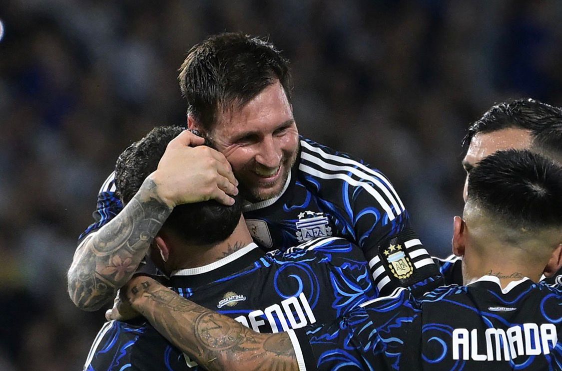 Leo Messi decided to let Nicolás Otamendi take the penalty at La Bombonera. (Photo credit: Fabrizio Romano via x)