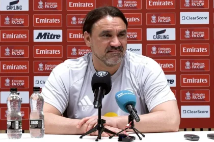 Daniel Farke press conference. (photo credit: leeds united media)