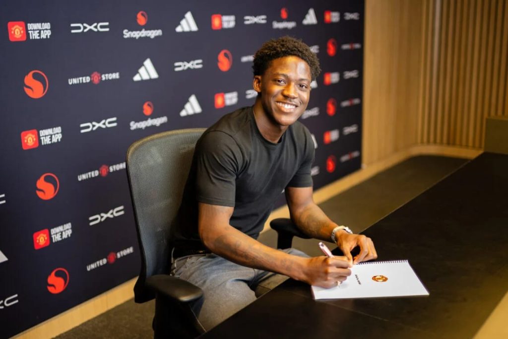 Kobbie Mainoo signs new contract with Manchester United (Photo credit: Fabrizio Romano via x)
