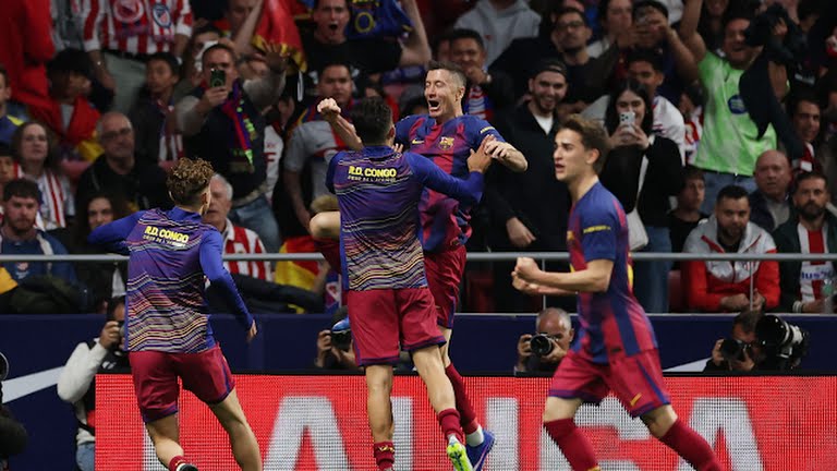 Robert Lewandowski puts the ball in the net and the away team now lead 1-2 - Photo Credit : REUTERS