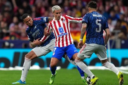 Griezmann vs Arsenal players (Photo credit: AFP)