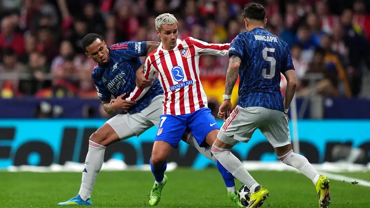 Griezmann vs Arsenal players (Photo credit: AFP)
