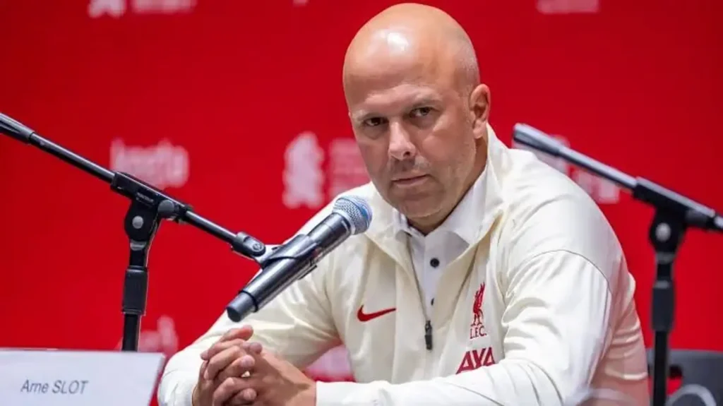 Arne Slot in a press conference (Photo credit: tribuna media)
