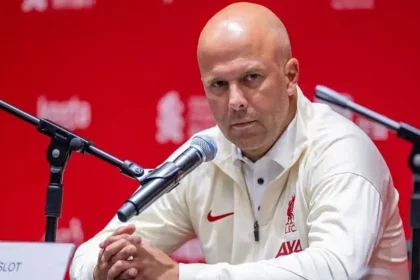 Arne Slot in a press conference (Photo credit: tribuna media)