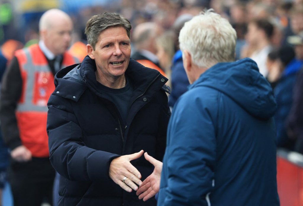 Oliver glasner shake David moyes (Photo credit: Reuters)