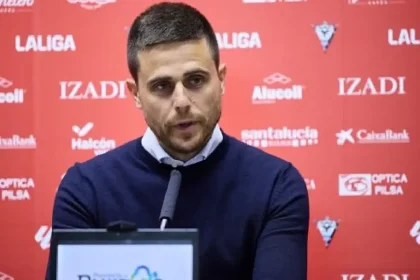Osasuna coach Alessio Lisci in a press conference (Photo credit: tribuna media)