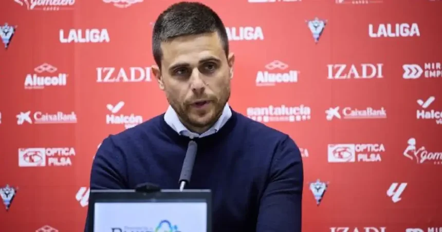 Osasuna coach Alessio Lisci in a press conference (Photo credit: tribuna media)