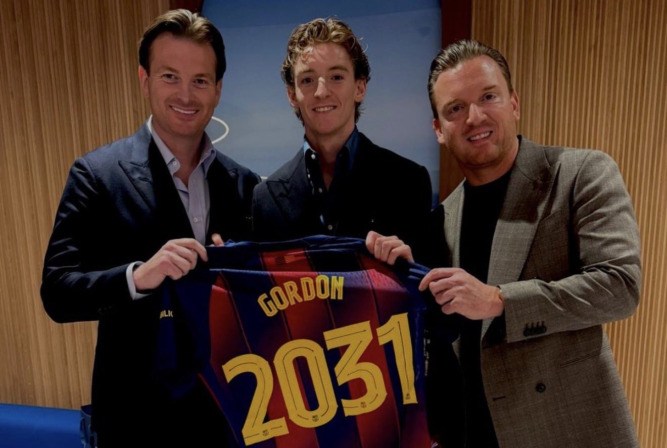Anthony Gordon with agent Adam Dugdale and Unique Sports CEO Will Salthouse after the official unveiling - Photo Credit : Barcelona, X