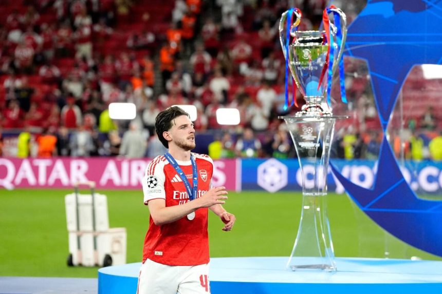 Declan Rice, looking at the Champions league trophy - Photo Credit : Fabrizo Romano, X