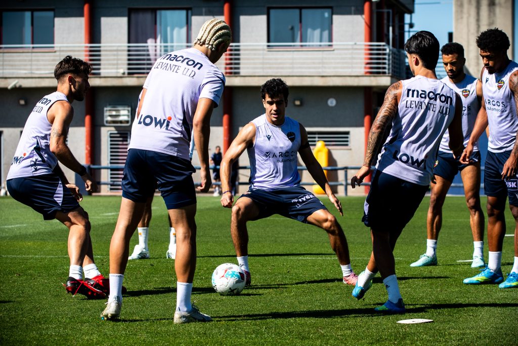 Levante team on training-ground- Photo credit: Levante media