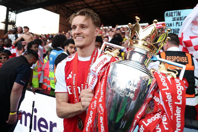 Martin Ødegaard celebrating with the premier league title - Photo Credit : Arsernal, X
