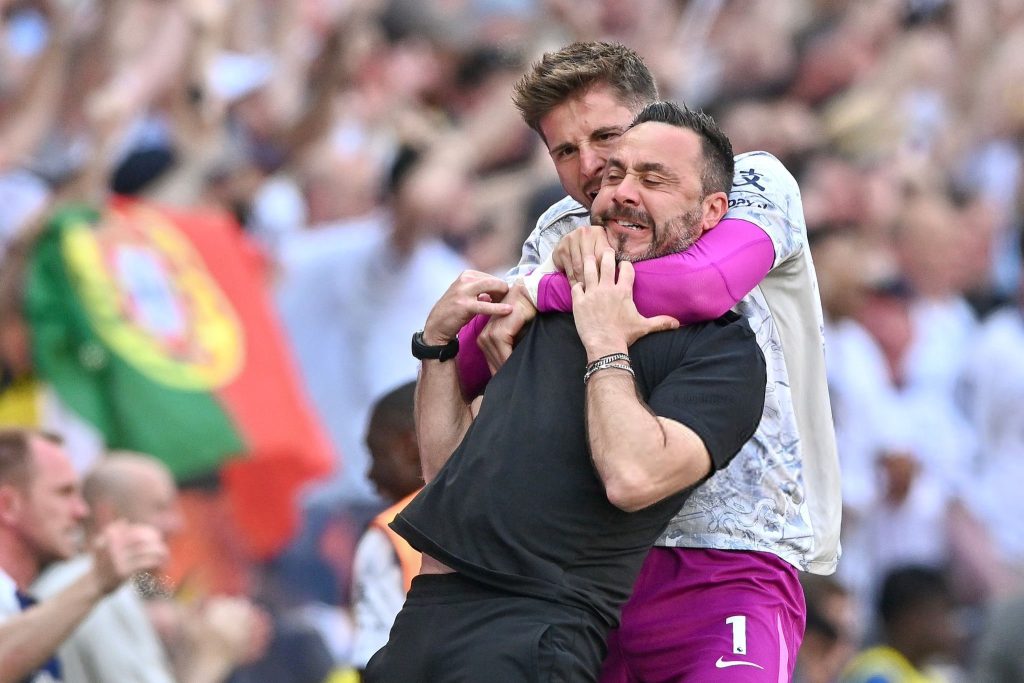 Roberto De Zerbi, rejoicing with Spurs player after surving a relegation - Photo Credit : Totteham, X