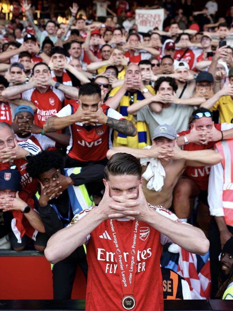 Viktor Gyökeres celebrates with Arsenal fans as he’s won the league in each of his las three seasons - Photo Credit : Arsenal, X
