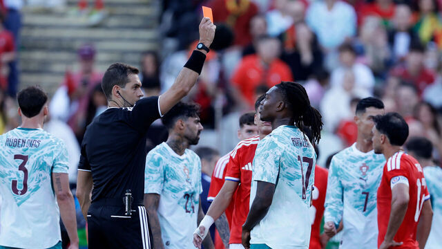 Rafael Leão dismissed for violent conduct after striking an opponent in the face - Photo Credit : Thescore