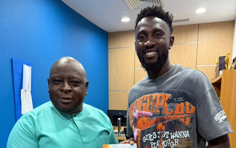 Wilfred Ndidi Visits TVC Journalist Babajide Kolade‑Otitoju - Photo Credit : Babajide Kolade-otitoju, Fcaebook