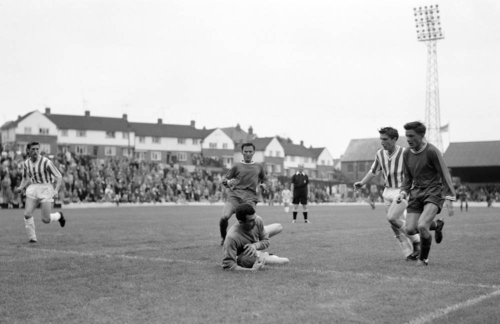 Tambling (right) and Bridges leading the Chelsea attack in their early years (Photo credit: Chelsea media)
