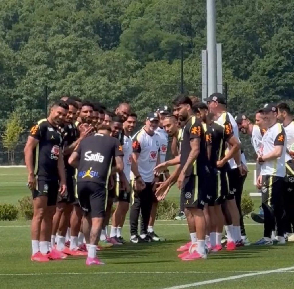 Neymar back in training with Brazil and received a guard of honor (Photo credit: Touchline via x )