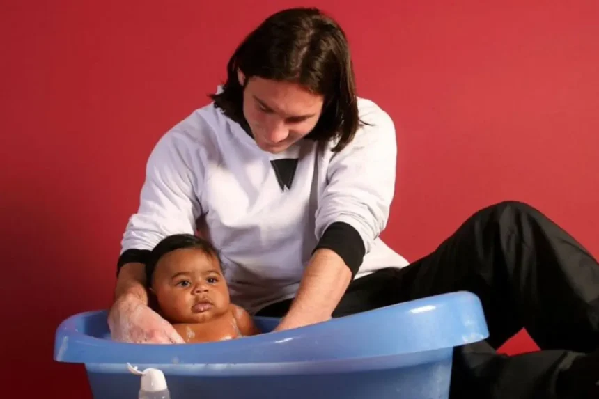 Lionel Messi, then just 20 years old bathing baby Lamine Yamal during the photoshoot - Photo Credit : Marca