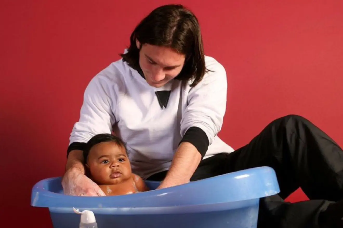 Lionel Messi, then just 20 years old bathing baby Lamine Yamal during the photoshoot - Photo Credit : Marca