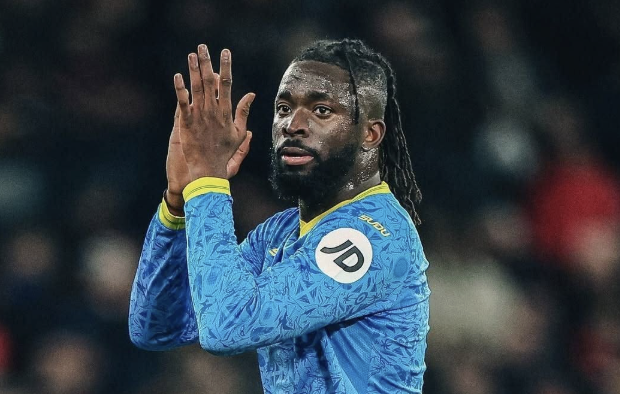 Tolu Arokodare clapping hands - Photo Credit : Wolves, X