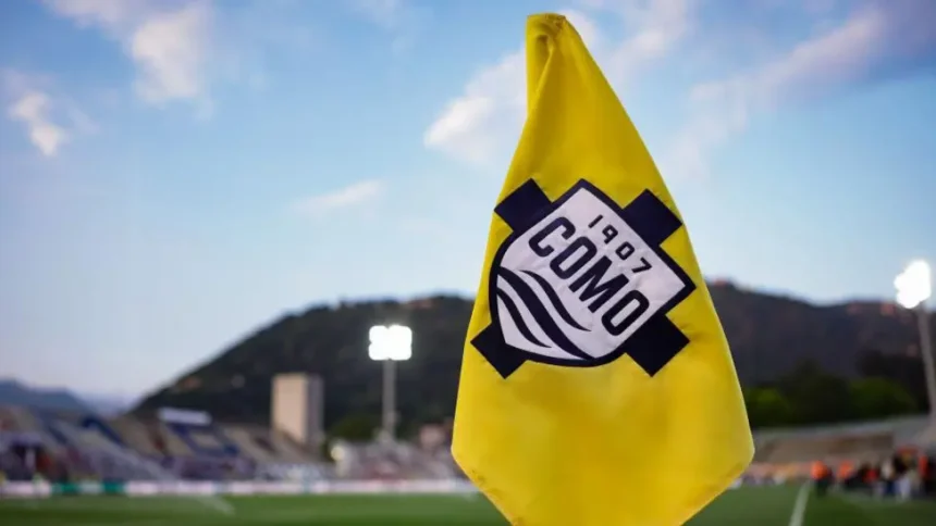 Como 1907 flag - Photo Credit : Softfootball Media