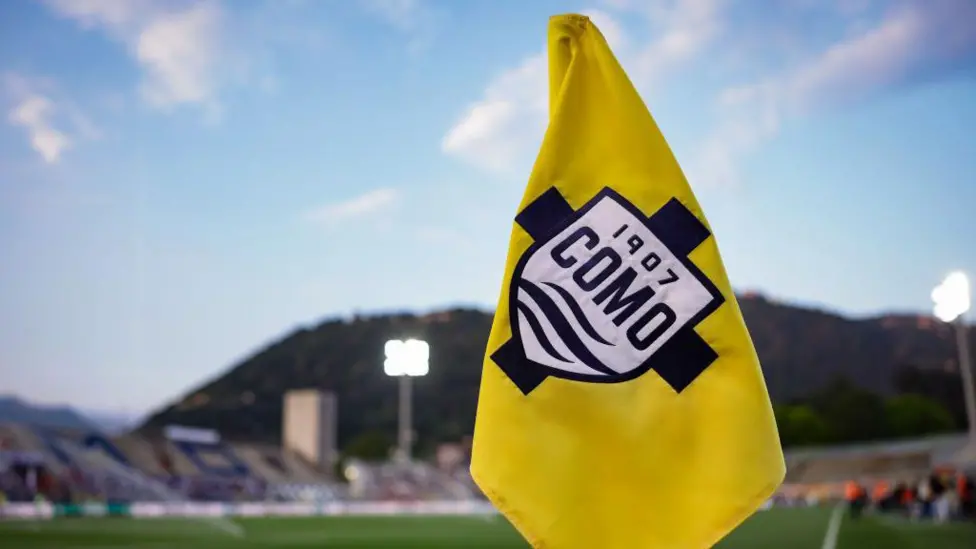 Como 1907 flag - Photo Credit : Softfootball Media