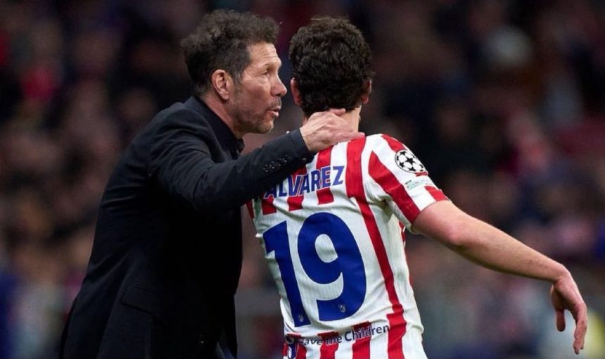 Diego Simeone and Julián Álvarez (Photo credit: Fabrizio Romano media)