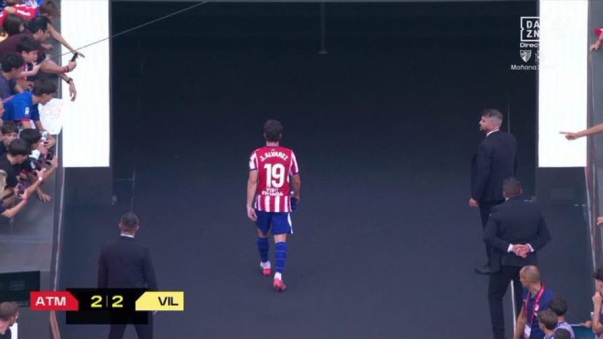 Julian Alvarez walking out of the Atletico Madrid field (Photo credit: DAZN)