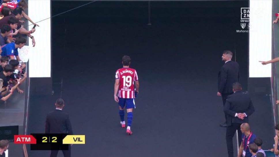 Julian Alvarez walking out of the Atletico Madrid field (Photo credit: DAZN)