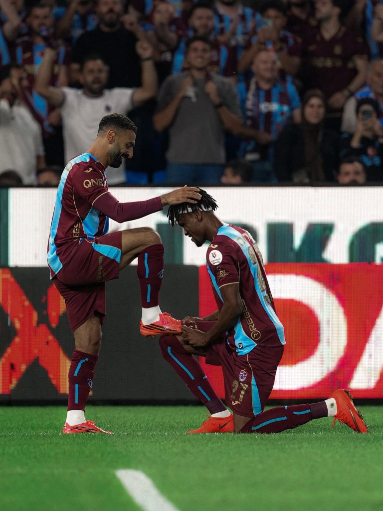 Nwaiwu celebrating with Salah in a memorable moment, cleaning and lacing the Egyptian’s boots - Photo Credit : Trabzonspor, X