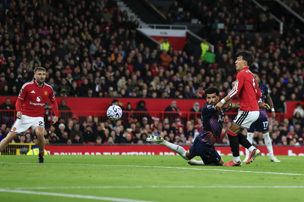 Solanke Strikes Late as Tottenham Hold Man United to 1-1 Draw.(photo credit: sofascore media)