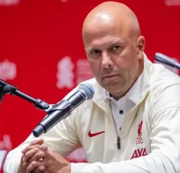 Arne Slot in a press conference (Photo credit: tribuna media)