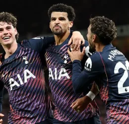 Solanke Strikes Late as Tottenham Hold Man United to 1-1 Draw.(photo credit: sofascore media)