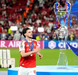 Declan Rice, looking at the Champions league trophy - Photo Credit : Fabrizo Romano, X