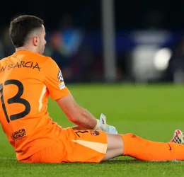 Joan Garcia goalkeeper suffers injury in barca against Newcastle - Photo Credit : GOAL