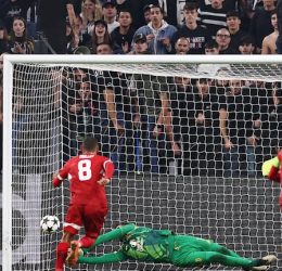 Juventus' Mattia Perin saves a penalty missed by VfB Stuttgart's Enzo Millot - Photo Credit : REUTERS