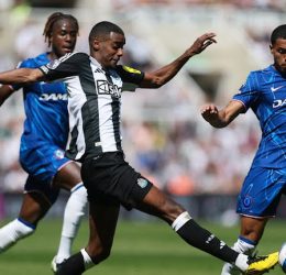 Newcastle United's Alexander Isak in action with Chelsea's Levi Colwill - Photo Credit : REUTERS