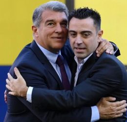 Joan laporta and Xavi Hernandez hugging (photo credit: Fabrizio Romano )
