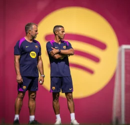 Thiago Alacantara with Barcelona's coach Hansi Flick during Club's training session on Wednesday. (Credit: Barcelona media).